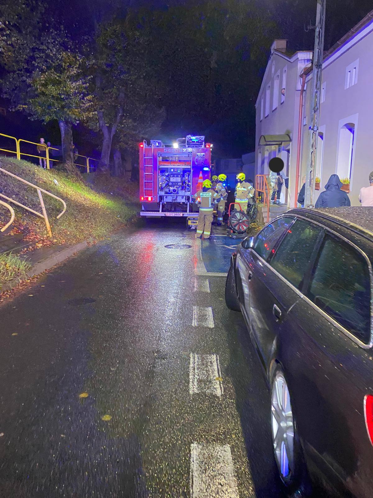 Pożar mieszkania w budynku wielorodzinnym! Na miejscu kilka jednostek straży pożarnej