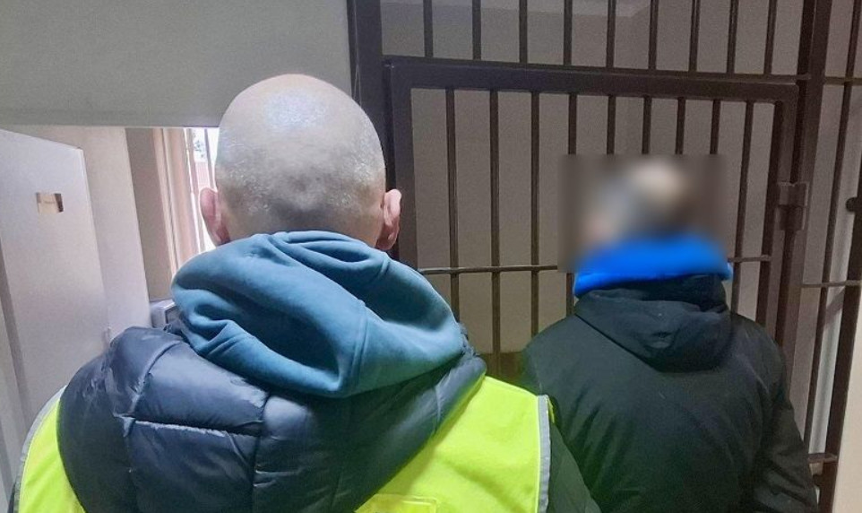 Dziwne 'poszukiwania' dwóch mężczyzn. Zniszczyli izolację budynku szkoły