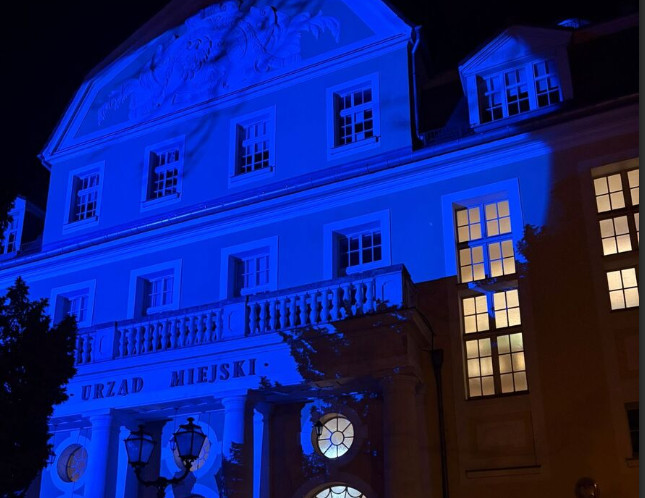 Świat oddaje hołd poległym policjantom. Pomorze także włączyło się w akcję