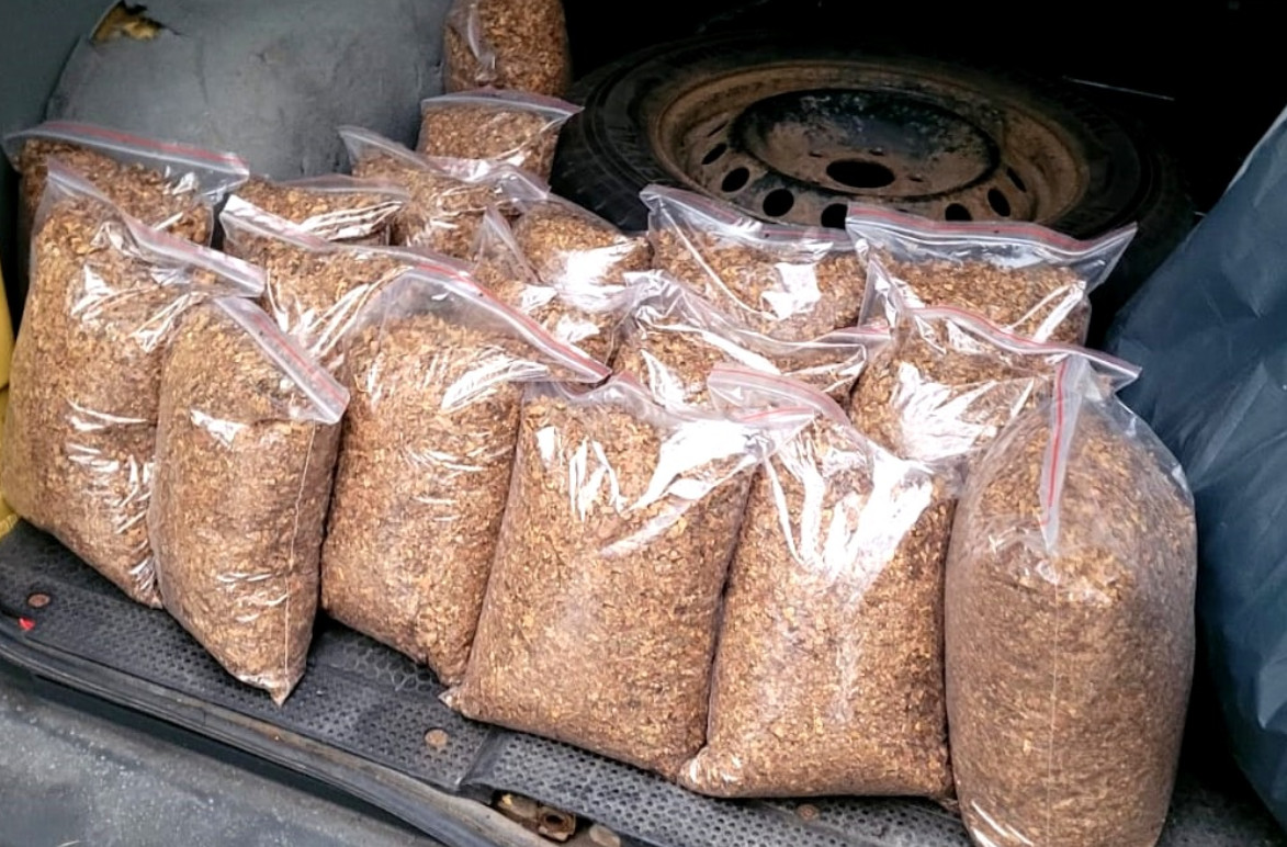 Ponad 30 kg tytoniu i 2 tys. paczek papierosów bez akcyzy. Zatrzymali 58-latka z narkotykami