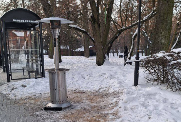 Ciepło na przystanku. Ustawiono ogrzewacze dla pasażerów