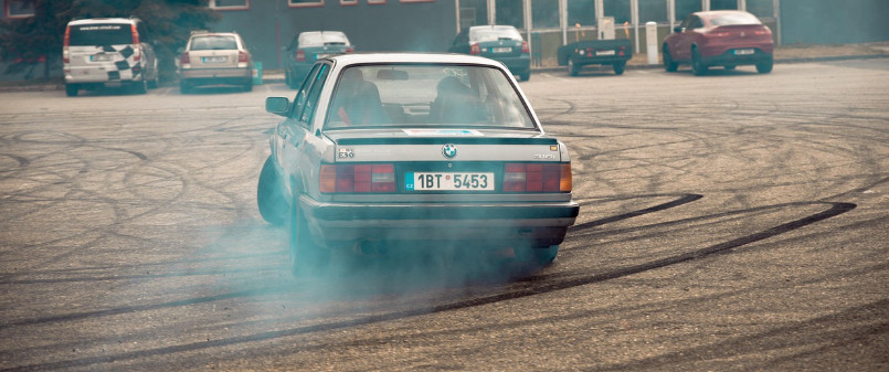 Nowe przepisy dla fanów motoryzacji. Koniec z nielegalnymi zlotami i driftami