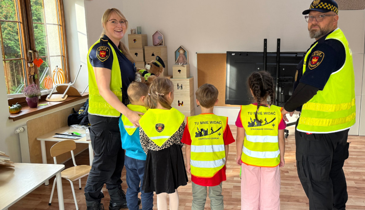 Odblask, który ratuje życie. Strażnicy uczą dzieci, jak być widocznym