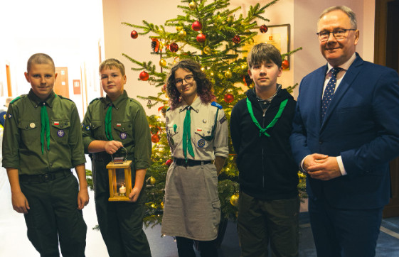 Betlejemskie Światło Pokoju w magistracie. Harcerze z życzeniami dla władz miasta