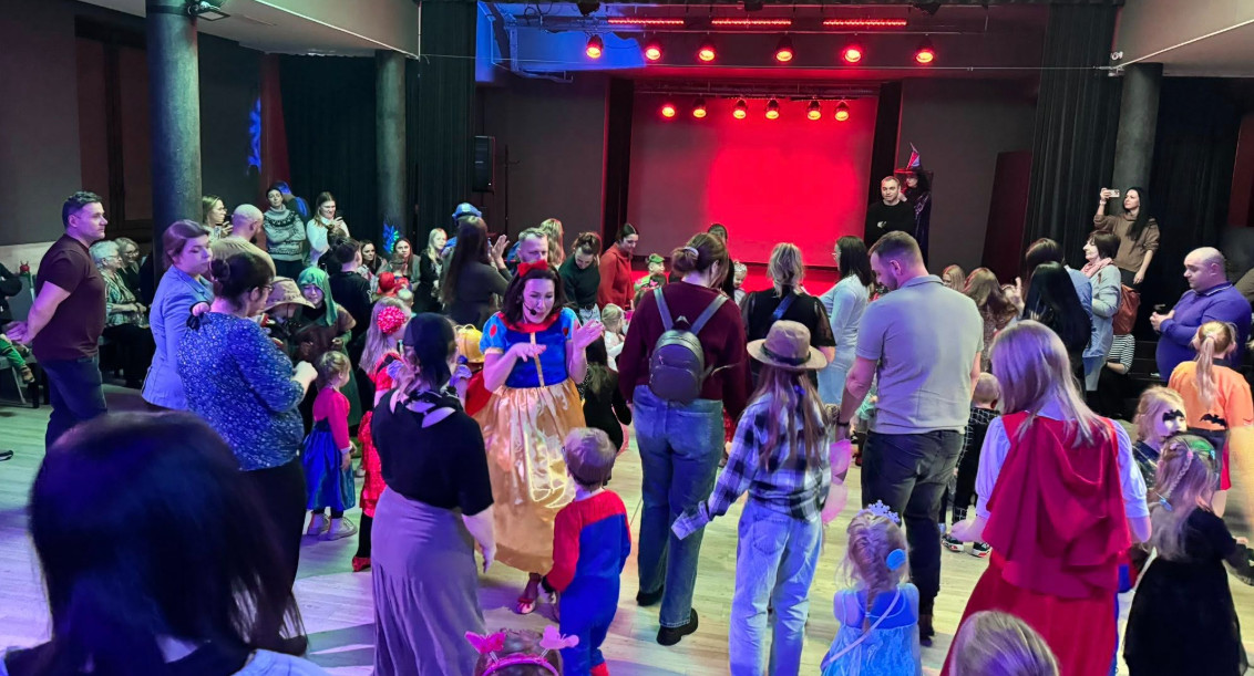 Kolorowy bal Centrum Kultury. Dzieci opanowały parkiet