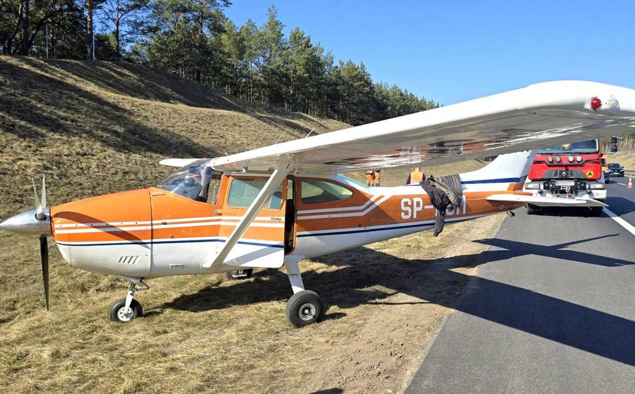Samolot na autostradzie. Groźnie wyglądające zdarzenie