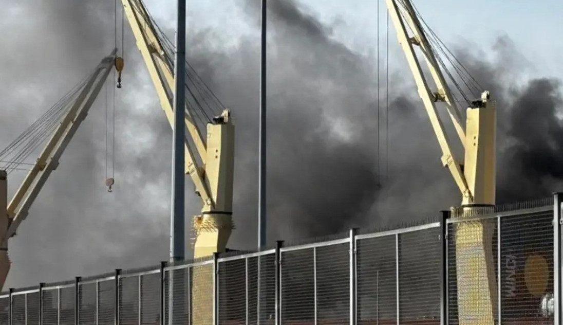 Akcja służb w porcie. Ogień na pokładzie statku