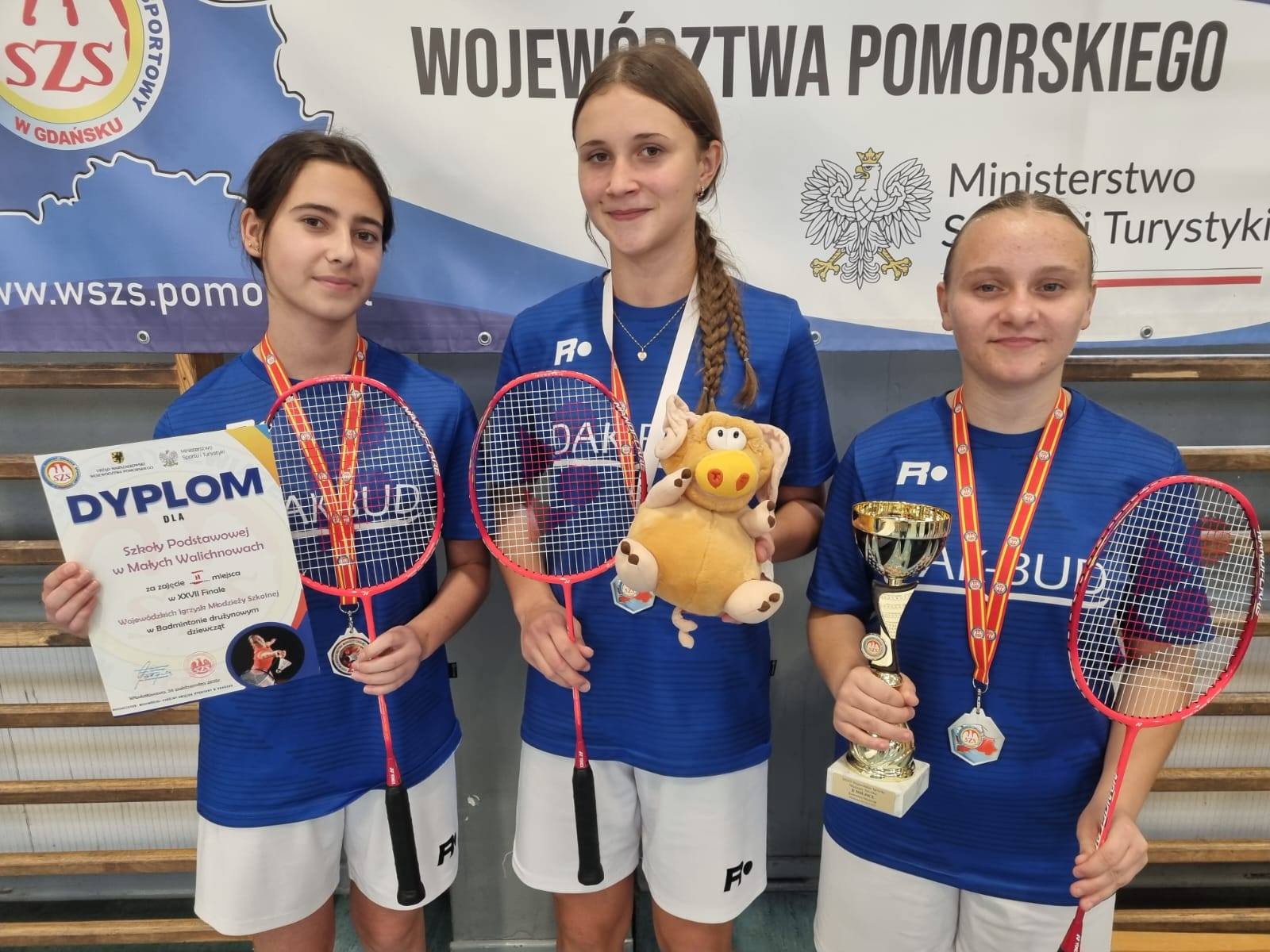 Te dziewczyny potrafią grać! Wróciły z wojewódzkiego finału ze srebrem