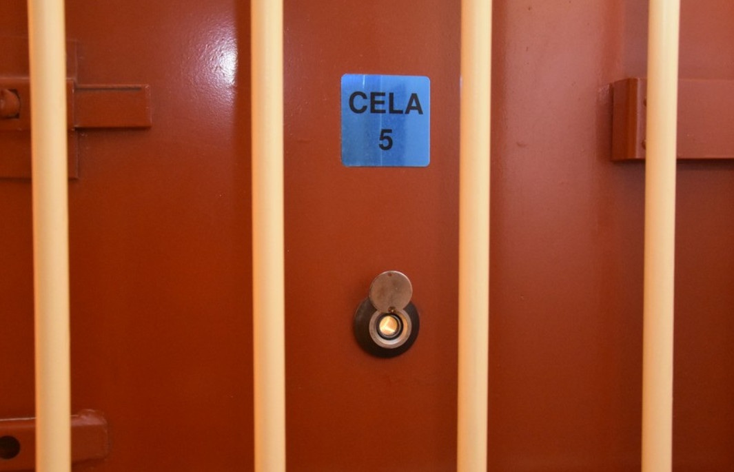 Kierował pijany, choć sąd mu zakazał. Młody kierowca wpadł przez niezapięte pasy