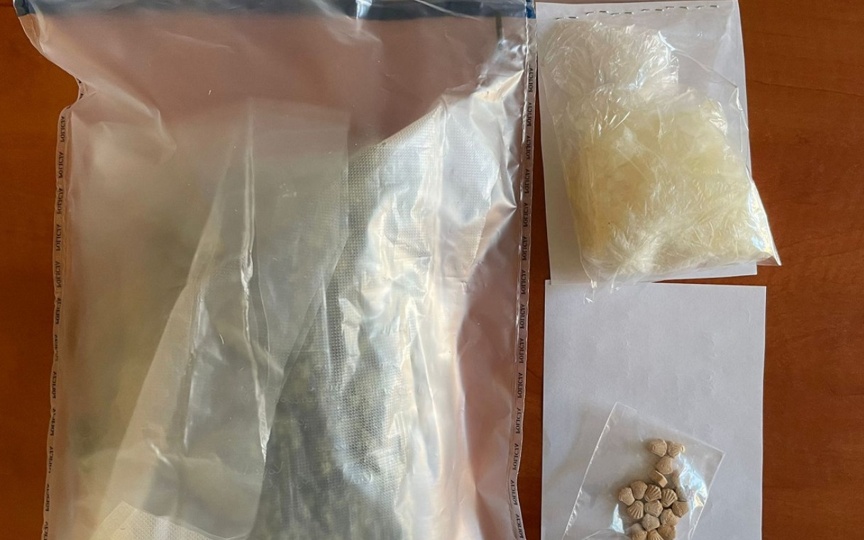 Ponad 300 gramów narkotyków w mieszkaniu 20-latka. Policjanci rozbili nielegalny magazyn narkotyków