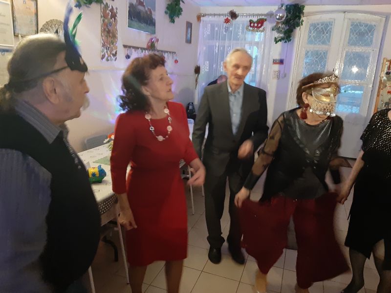 Bal maskowy pełen emocji. Seniorzy bawili się w karnawałowym rytmie [ZDJĘCIA]