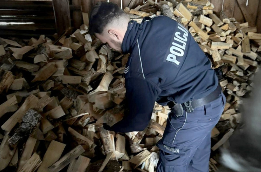 Minus 7 stopni w mieszkaniu. Policjanci pomogli wychłodzonej 68-latce