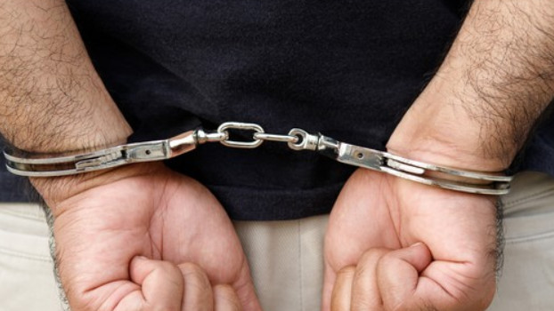 Wszedł do domu po cichu, wyszedł z gotówką. gwałtownie wpadł