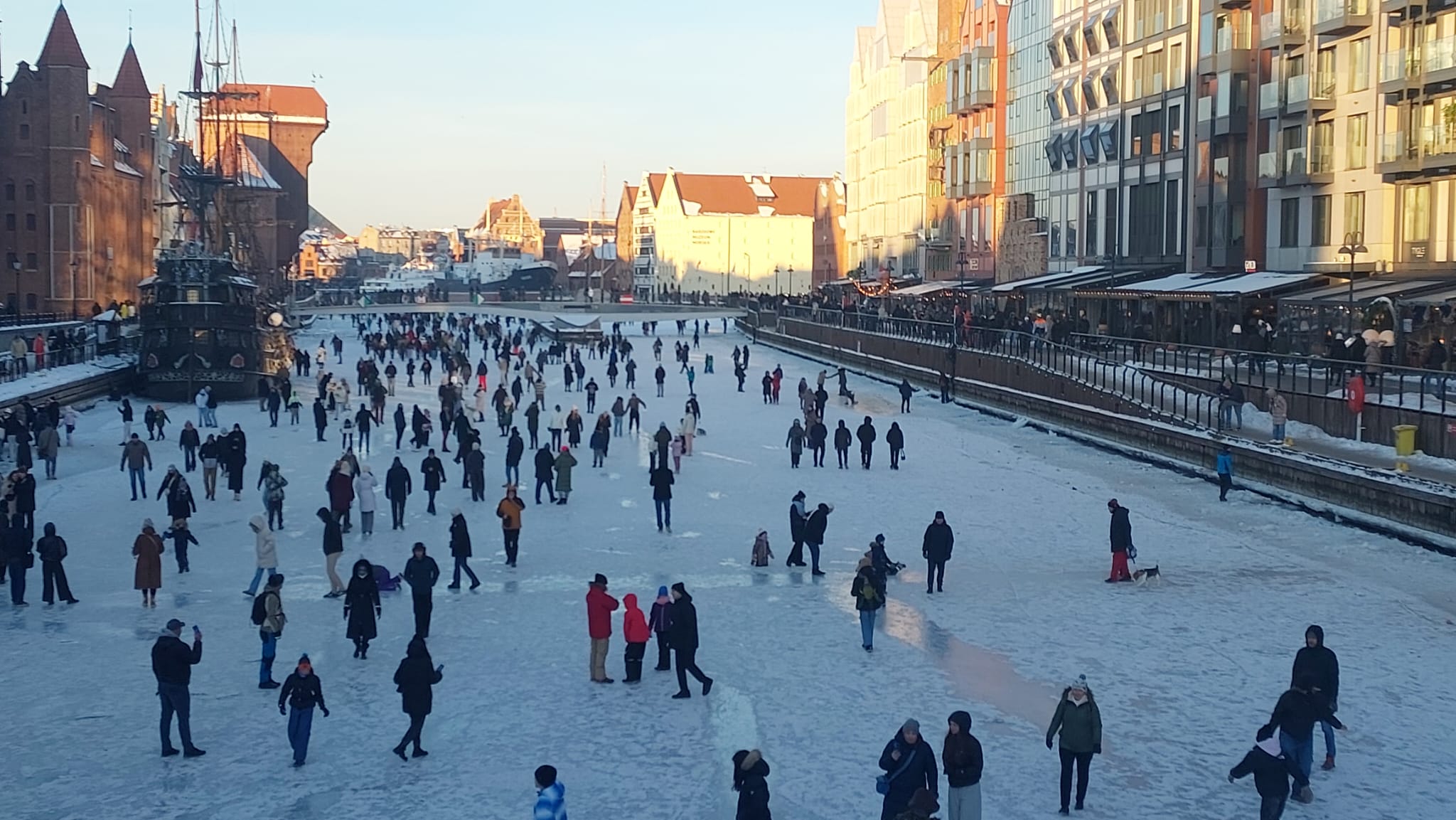 Takiego widoku Gdańsk nie widział od lat. Motława skuta lodem