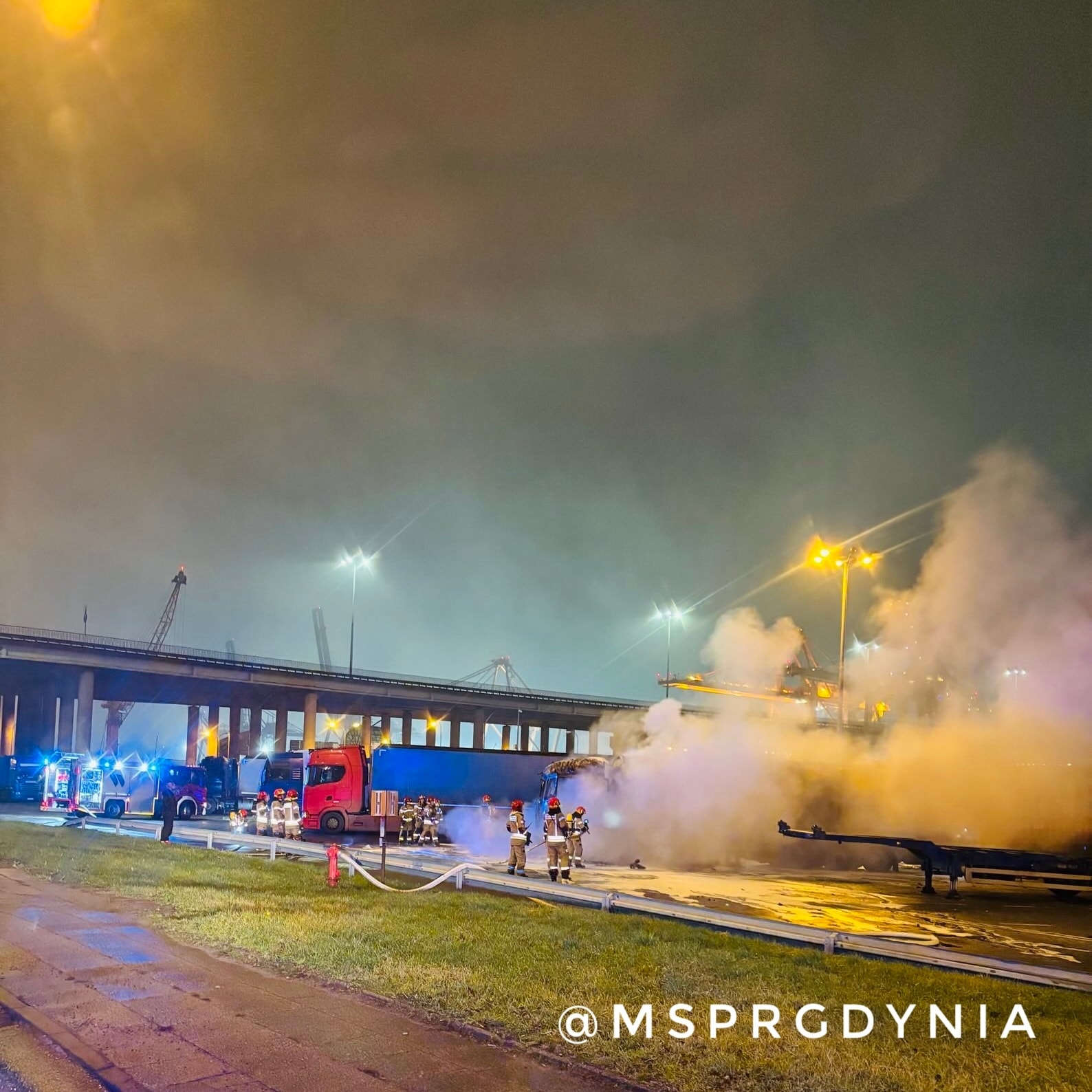 Pożar cysterny w Gdyni. W kabinie znaleziono zwłoki