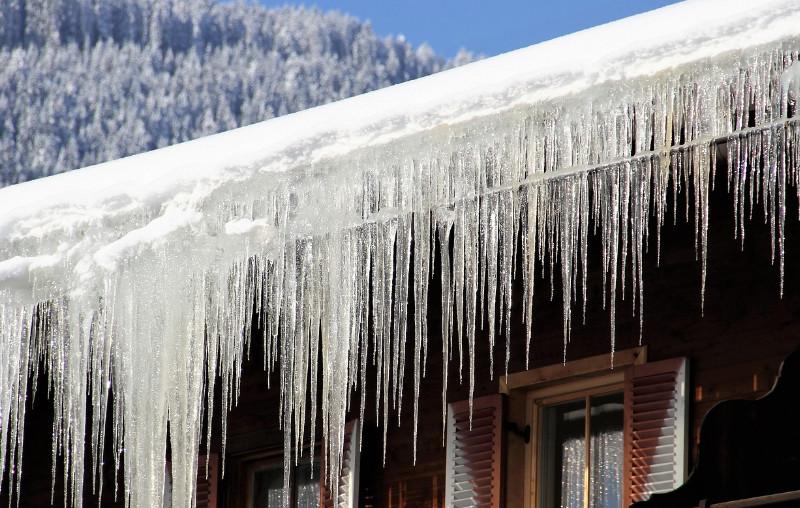 Śnieg i lód to realne zagrożenie. Właściciele posesji muszą reagować