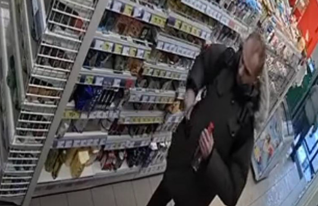 Nieznana substancja w produkcie spożywczym. Niepokojący incydent w sklepie