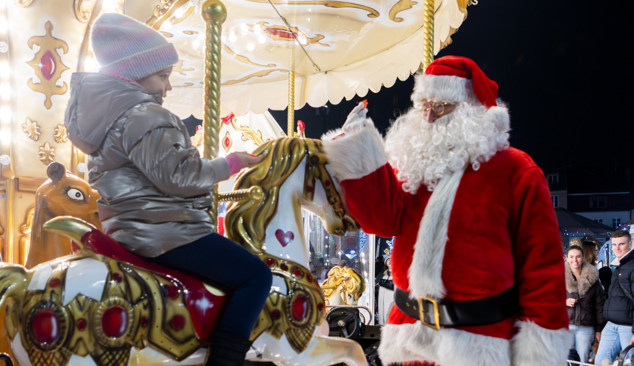 Świąteczny blask na starogardzkim Rynku. Rozświetlono choinkę i ruszył jarmark