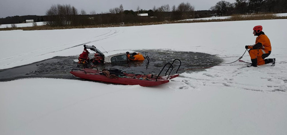 Niebezpieczna jazda po lodzie. Auto zapadło się na jeziorze
