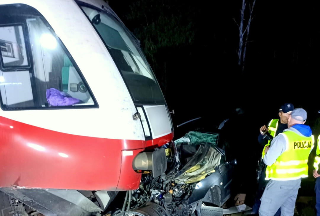 Samochód zderzył się z pociągiem pod Tucholą. Kierowca ranny