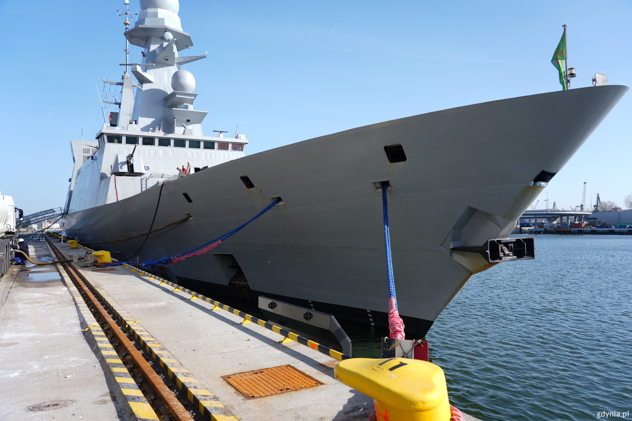 Francuska fregata zacumowała w Gdyni. Bierze udział w działaniach NATO