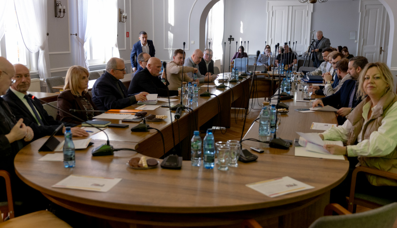 Dzieci ubywa w zastraszającym tempie. Miasto szykuje się na trudne decyzje