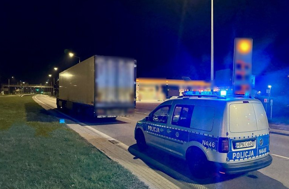 Ukradł ciężarówkę i rzucił się do ucieczki. Policyjny pościg jak z filmu