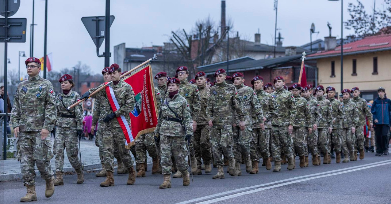 Biało-czerwony korowód ulicami miasta. Mieszkańcy uczcili 11 Listopada