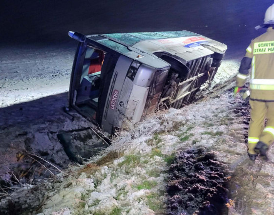 Groźny wypadek autobusowy. Autobus przewrócony, pięć osób zniknęło