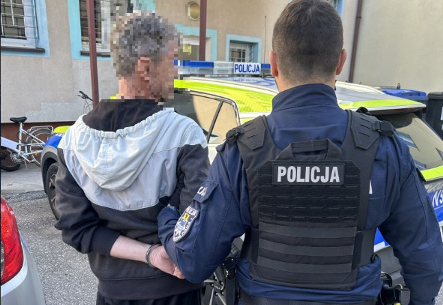 Żona namówiła męża do oddania się policji. Drugi poszukiwany zatrzymany na stacji