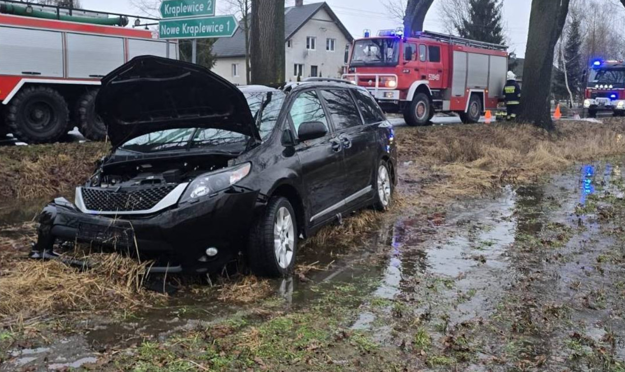 Poranny poślizg zakończył się na polu. Kierowca trafił do szpitala