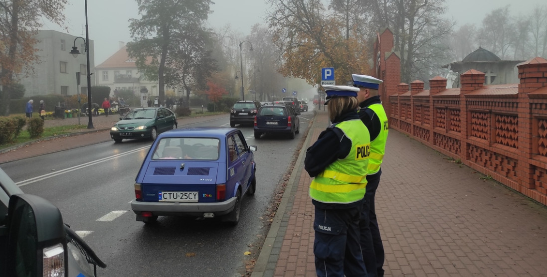 Dzień Wszystkich Świętych w Tucholi. Zmiany w organizacji ruchu i apel policji