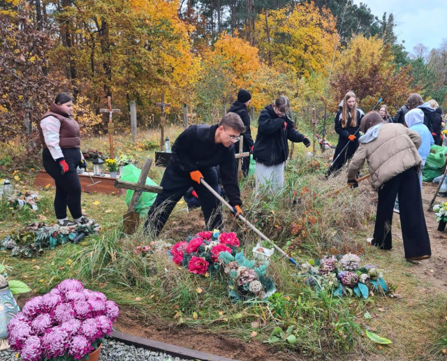Harcerze ocalili od zapomnienia. Pielęgnacja zaniedbanych grobów