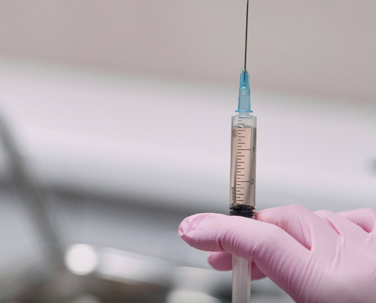 Krztusiec zagraża starszym z chorobami płuc. Powiat organizuje darmowe szczepienia