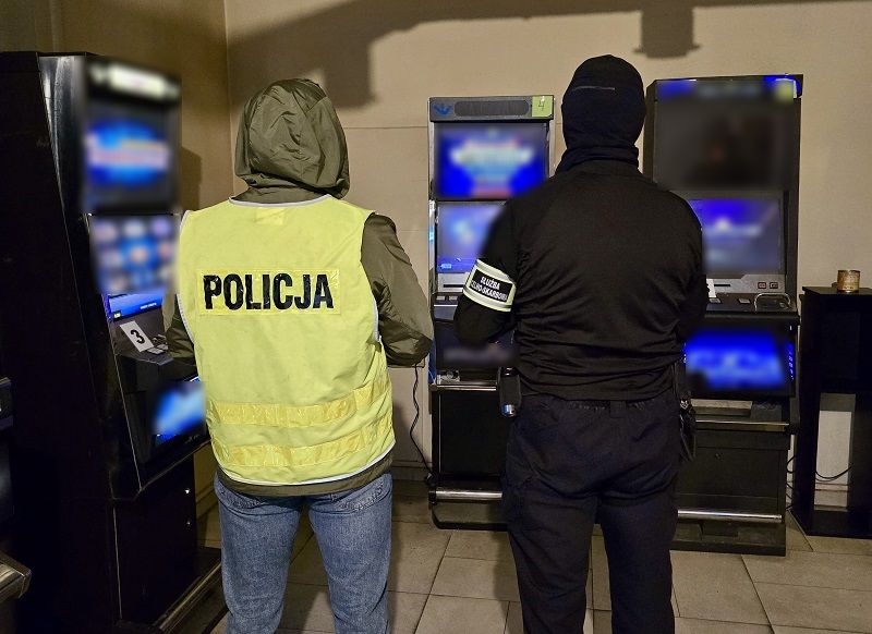Hazardowy biznes przerwany po wizycie policji. Zabezpieczyli łącznie 11 automatów i gotówkę