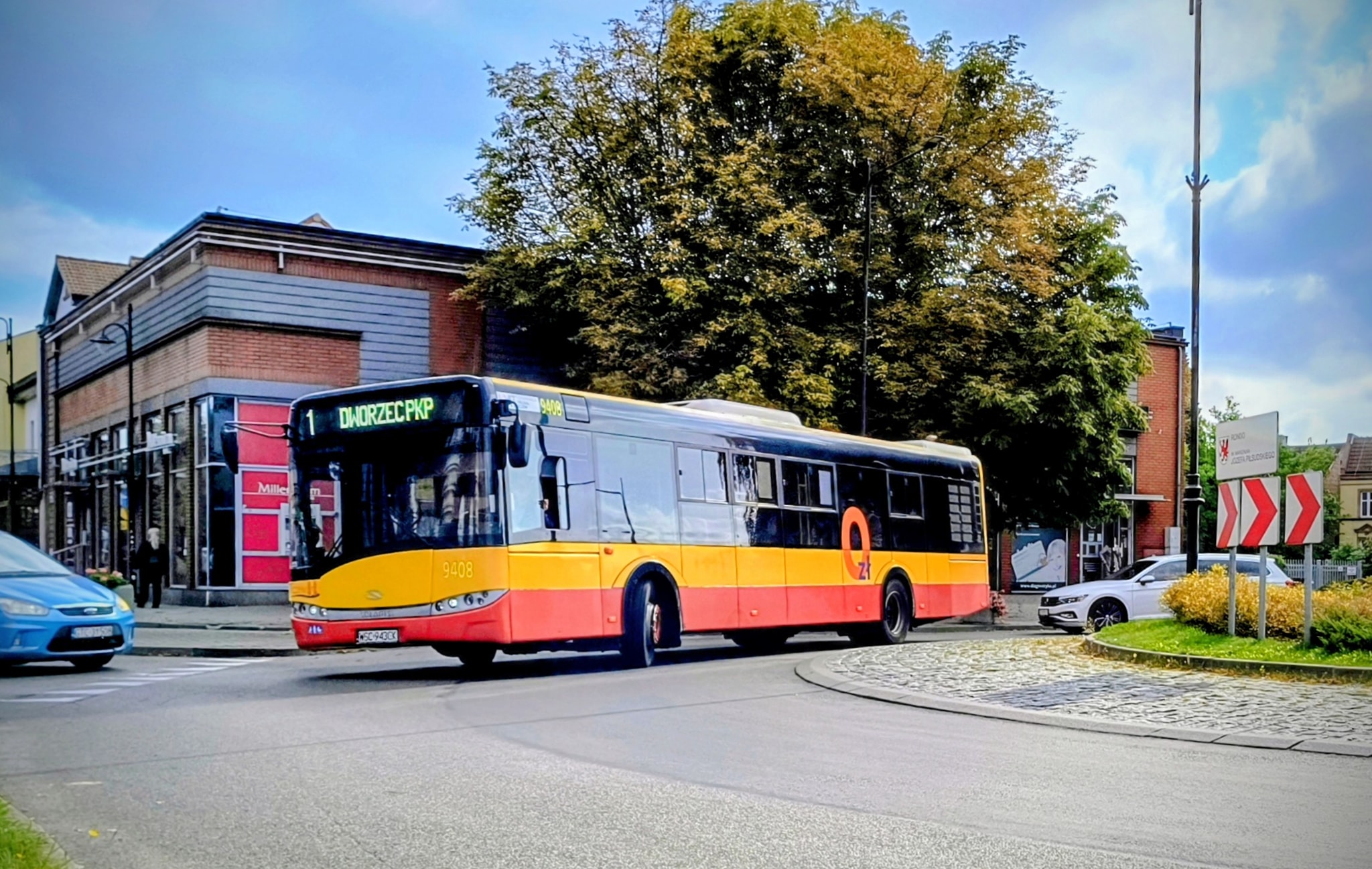 Ruszyły specjalne linie autobusowe. Ułatwią dojazd na cmentarze