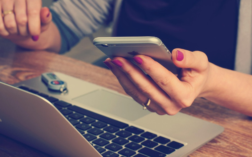 Koniec z telefonami na przerwach? Rząd szykuje ustawową rewolucję w szkołach