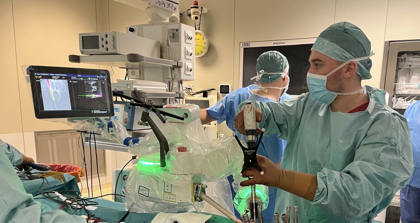 W Gdańsku do operacji kręgosłupa zastosowali zrobotyzowany system