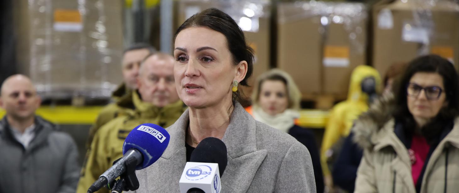 Setki milionów na bezpieczeństwo. Padły konkretne podsumowania. Konferencja prasowa w gdańskim magazynie