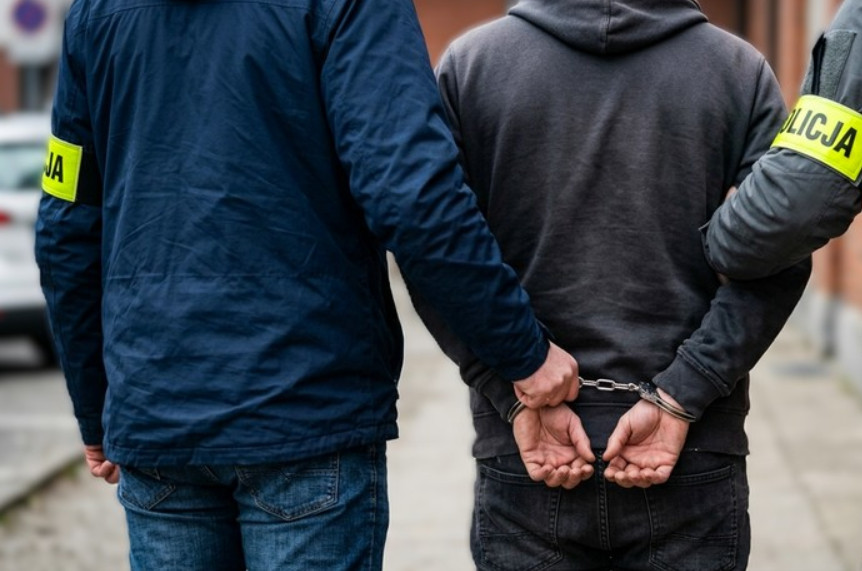 Kradł alkohol i kosmetyki. 29-letni ochroniarz usłyszał zarzuty