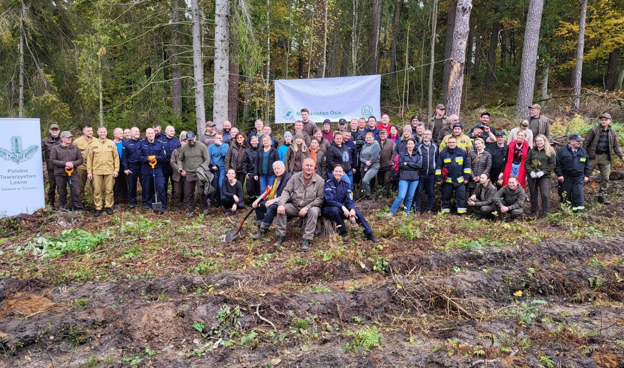 Policjanci posadzili własny las! 1500 młodych dębów dla przyszłych pokoleń