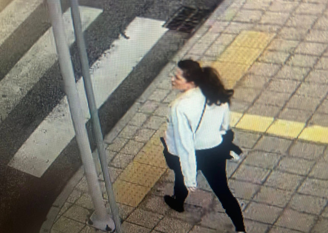 Uszkodziła samochód w Chojnicach? Policja szuka tej kobiety