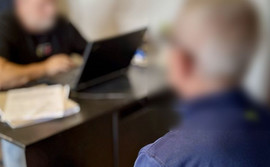 Zamiast oddać kartę, robił zakupy. Policja zatrzymała 60-latka