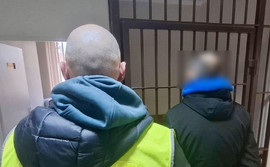 Dziwne 'poszukiwania' dwóch mężczyzn. Zniszczyli izolację budynku szkoły