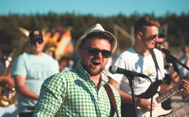 Czy to będzie nowy hit wakacji? Zespół GiS i PółSerio śpiewają 'Bałtycki jod'