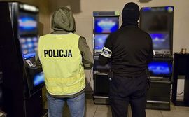 Hazardowy biznes przerwany po wizycie policji. Zabezpieczyli łącznie 11 automatów i gotówkę