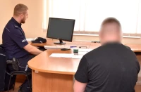 Rozbił Dodge’a na płocie. Auto ukrył w lesie