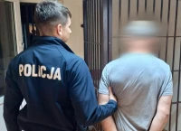 Próbował ukryć zawiniątko w dłoni. Usłyszał zarzut