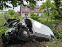 Bus uderzył w drzewo. Kierowca zginął na miejscu