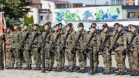 Kwiaty, odznaczenia i przemówienie. Obchody Święta Wojska Polskiego